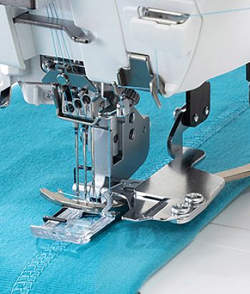 Заправка верхнего застила в распошивальной машине Janome CoverPro 3000 Professional