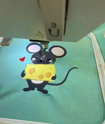 Вышивка «мышка с сыром»